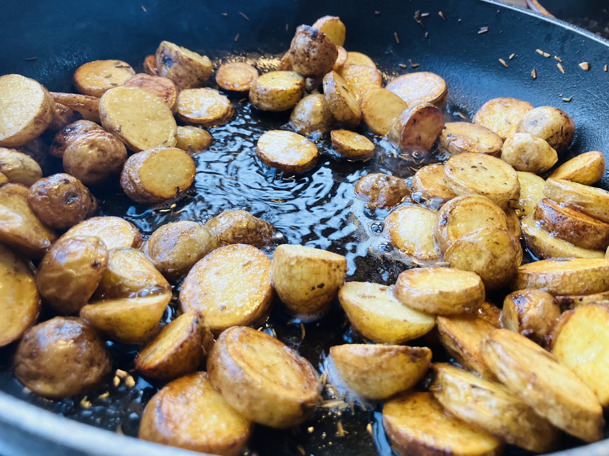 bhietberg's tweet photo. Uit gesorteerde (te kleine) friet aardappelen, vers van de boerderij vandaag, echt heel lekker!!
Minder voedsel verspilling zit m vaak in kleine dingen
#dutchfoodweek #JobingGrolloo #Koopbijdeboer @hetkraampje
‘Wanneer eten we dit weer papa?’ https://t.co/ldDSEiQ6rs