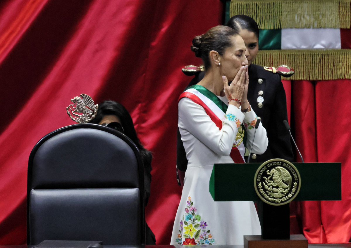 lajornadaonline's tweet photo. #Astillero, columna de @julioastillero
Fueron dos escenarios distintos, con dos #Claudias en acción. En el Palacio Legislativo de San Lázaro su discurso la mostró en el arranque de la búsqueda del liderazgo pleno que los votos y la legalidad le han conferido, pero que aún no se ha asentado en la realidad política, entendida ésta como el carisma del antecesor y la red de hechos transexenales que están a la vista.
https://t.co/VRsTlmsVXM