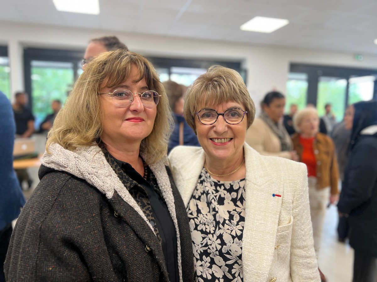EPYvelines's tweet photo. Le Département @Les_Yvelines et @ChanteloupLV inaugurent la Maison des jeunes "L’Envol"! Avec ses salles de jeux, un city-stade et même un potager, elle favorisera la mixité, l’autonomie et l'épanouissement des jeunes.
#Yvelines #Jeunesse #LEnvol #ChantelouplesVignes #Éducation https://t.co/BlEmuobXNQ