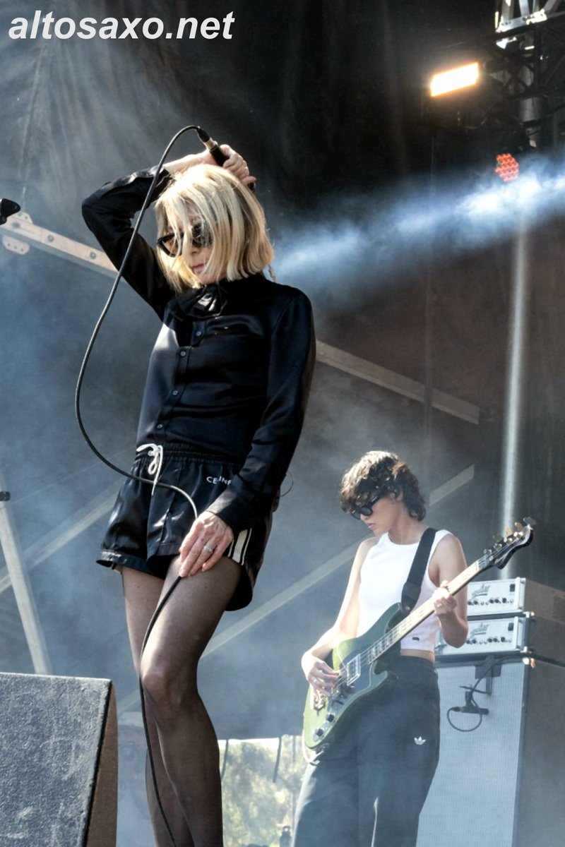 AltosaxoMusic's tweet image. Kim Gordon performs live at Ohana Festival 2024 at Doheny State Beach in Dana Point, California on September 29, 2024. #KimGordon #SonicYouth #OhanaFest #Ohana 
ALTOSAXO Music Apparel 
altosaxo.net