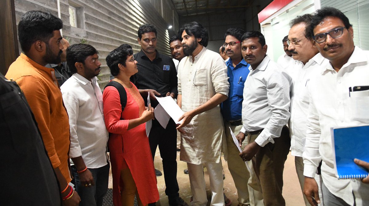 SrinadhMahankal's tweet photo. గత 5ఏళ్లుగా మా అసిస్టెంట్ ప్రొఫెసర్ 2018 నోటిఫికేషన్ ముందుకు కదలకుండా ఎన్నో ప్రయత్నాలు జరిగాయి.2019లో ఆగిన ఇంటర్వ్యూ లు ఒక్క అడుగు ముందుకు పడలేదు.ఇప్పుడైనా ముందుకువెళ్తుందనే ఆశతో మా వినతి ని 36వ ప్రజా దర్బార్ లో మీకు అందజేశాం.దయచేసి మా నోటిఫికేషన్ పూర్తి చెయ్యండి @naralokesh sir https://t.co/g9i35DtnlJ