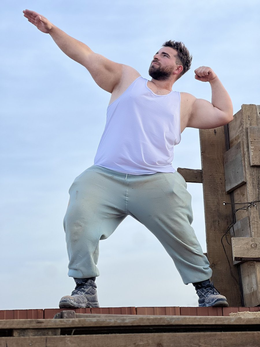 iseegains's tweet photo. When you ask a bear to build your house, be prepared for one big masterpiece!
#BearBuilder #BigBoy
#CheekyCrafts" https://t.co/Xu35uSWwe5