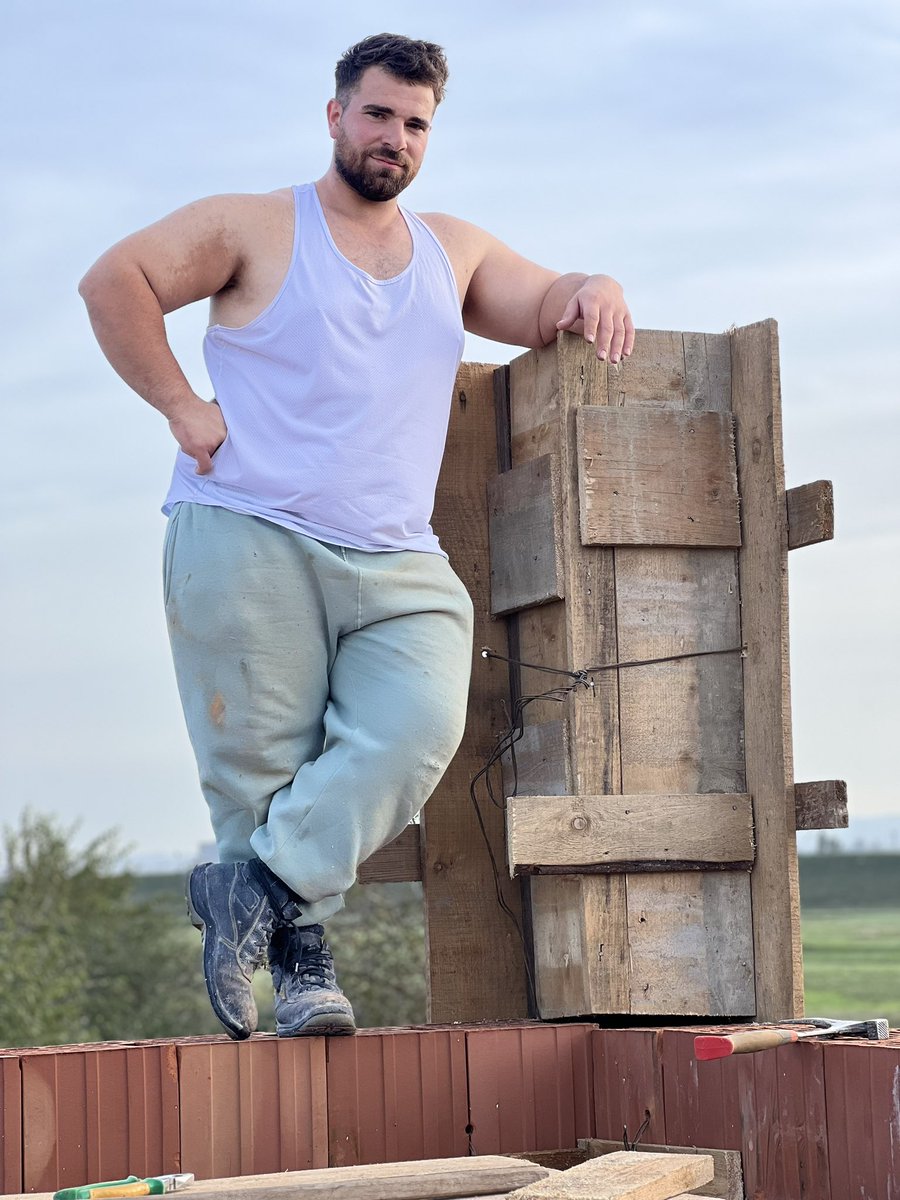 iseegains's tweet photo. When you ask a bear to build your house, be prepared for one big masterpiece!
#BearBuilder #BigBoy
#CheekyCrafts" https://t.co/Xu35uSWwe5