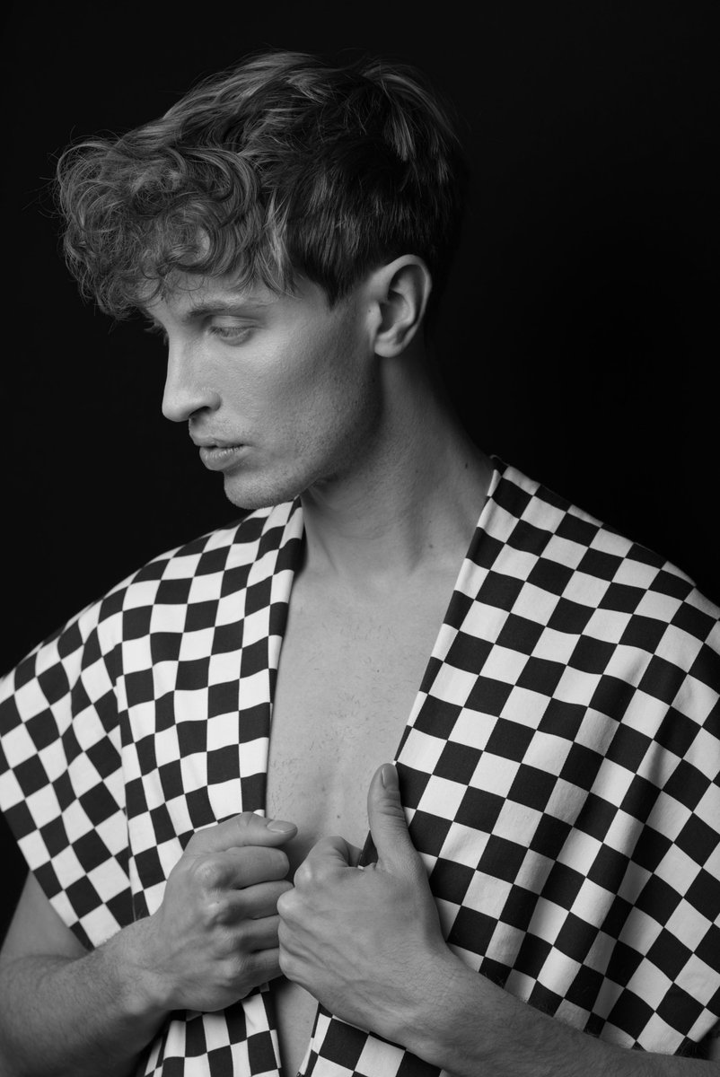 ignart7's tweet photo. Mariusz Szczepankiewicz

#malemodel #portrait #fashion #boy #shirtless #modelsagency #face https://t.co/9T2zpwDASD