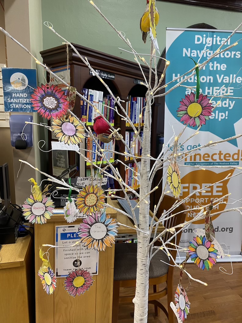 SloatPubLibrary's tweet photo. Indoor inspiration at the #sloatsburglibrary!

We want to hear from you. Let us know what makes you happy at the library. Color a sunflower and write a message. Return it to the front desk so we can hang it on our #sunflowertree.

@TSloatsburg @SloatsburgC @goRCLS #sloatsburg https://t.co/2grQKDw8tD