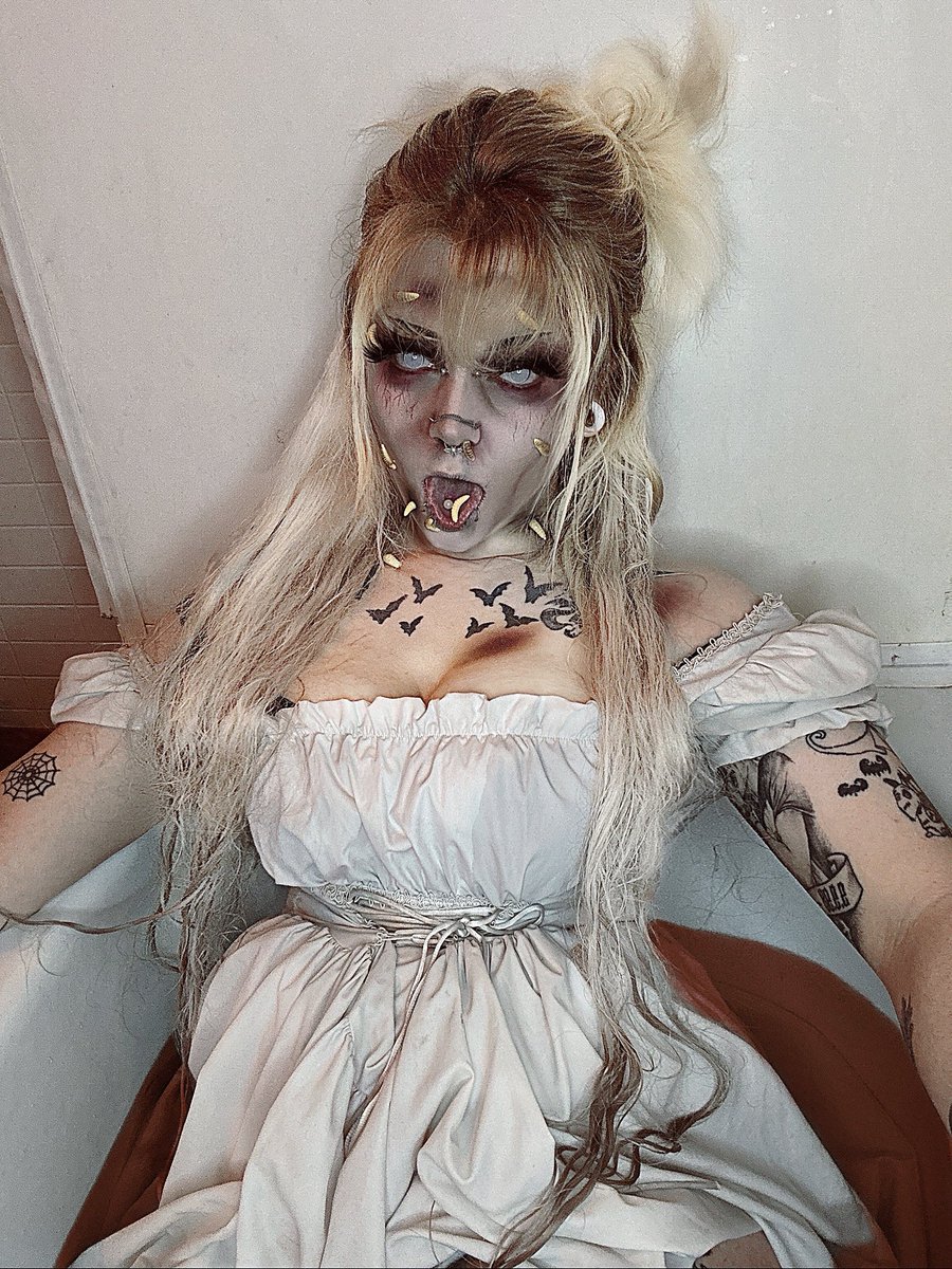 bbyygutz's tweet photo. when I’m 6 feet under the bugs in my body will dream of u
#gothgirl #halloween #corpsemakeup #rotting #maggots #dedgrl #gothic https://t.co/kexZNyfB8v