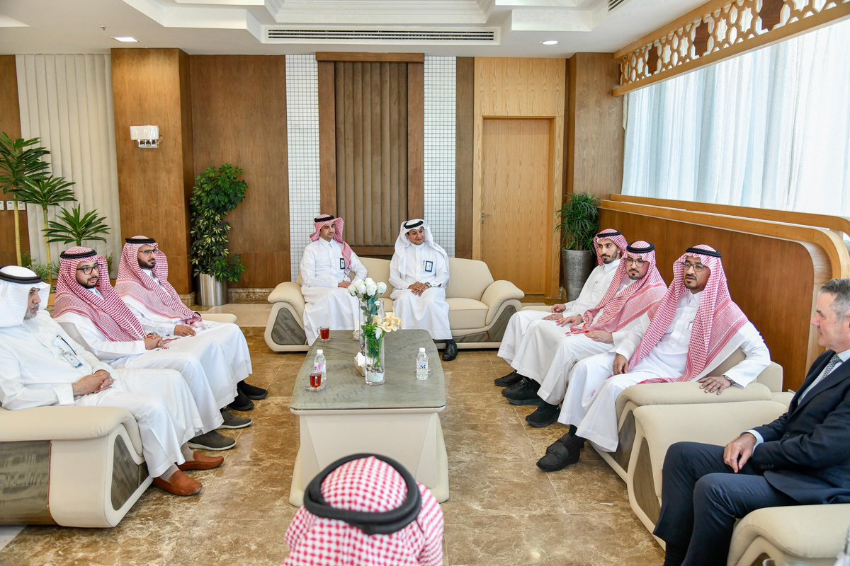#تغطية | استقبل معالي رئيس #جامعة الباحة أ.د. عبدالله بن يحيى الحسين في مكتبه اليوم ، الشريك الإداري لشركة #IBM  للاستشارات في الشرق الأوسط وأفريقيا بيل فاريل، والشريك الإداري ومدير عام الشركة للاستشارات في السعودية خالد العفيصان ، بحضور وكلاء الجامعة وممثلين عن الجامعة والشركة .