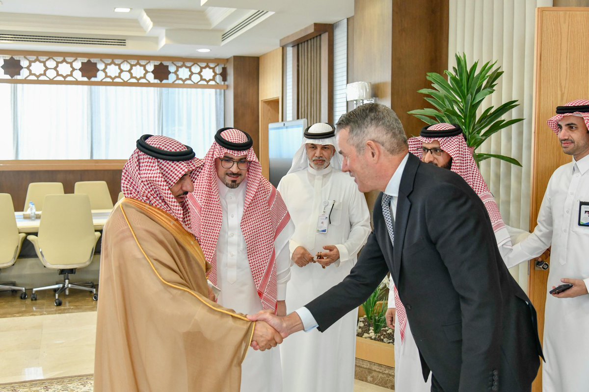 BahaUniversity's tweet photo. #تغطية | استقبل معالي رئيس #جامعة الباحة أ.د. عبدالله بن يحيى الحسين في مكتبه اليوم ، الشريك الإداري لشركة #IBM  للاستشارات في الشرق الأوسط وأفريقيا بيل فاريل، والشريك الإداري ومدير عام الشركة للاستشارات في السعودية خالد العفيصان ، بحضور وكلاء الجامعة وممثلين عن الجامعة والشركة . https://t.co/k4nVUTktFn