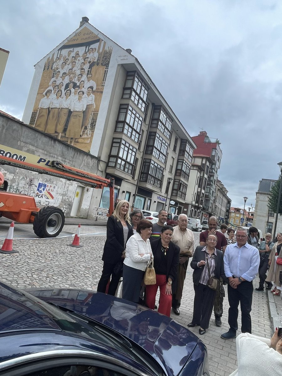adgfrutos's tweet photo. Mural de proyecto Muralia en reconocimiento al Centenario de la Sociedad Siero Musical  realizado por el artista Javier Lobo - Murea . Foto componentes de coro de la Sociedad en 1957
#siero #Muralia #sieromusical #sociedadsieromusical #coro #coral #arteurbano https://t.co/peNhysHj8u