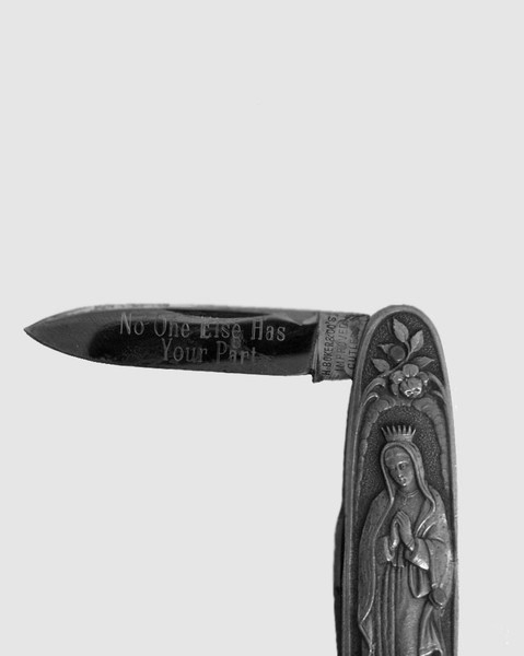 A vintage folding knife from approximately 1919. The blade features an inscription: "No One Else Has Your Part." The handle is ornately designed, depicting the figure of the Virgin Mary, crowned and holding her hands in a gesture of prayer https://t.co/P6M7triodf