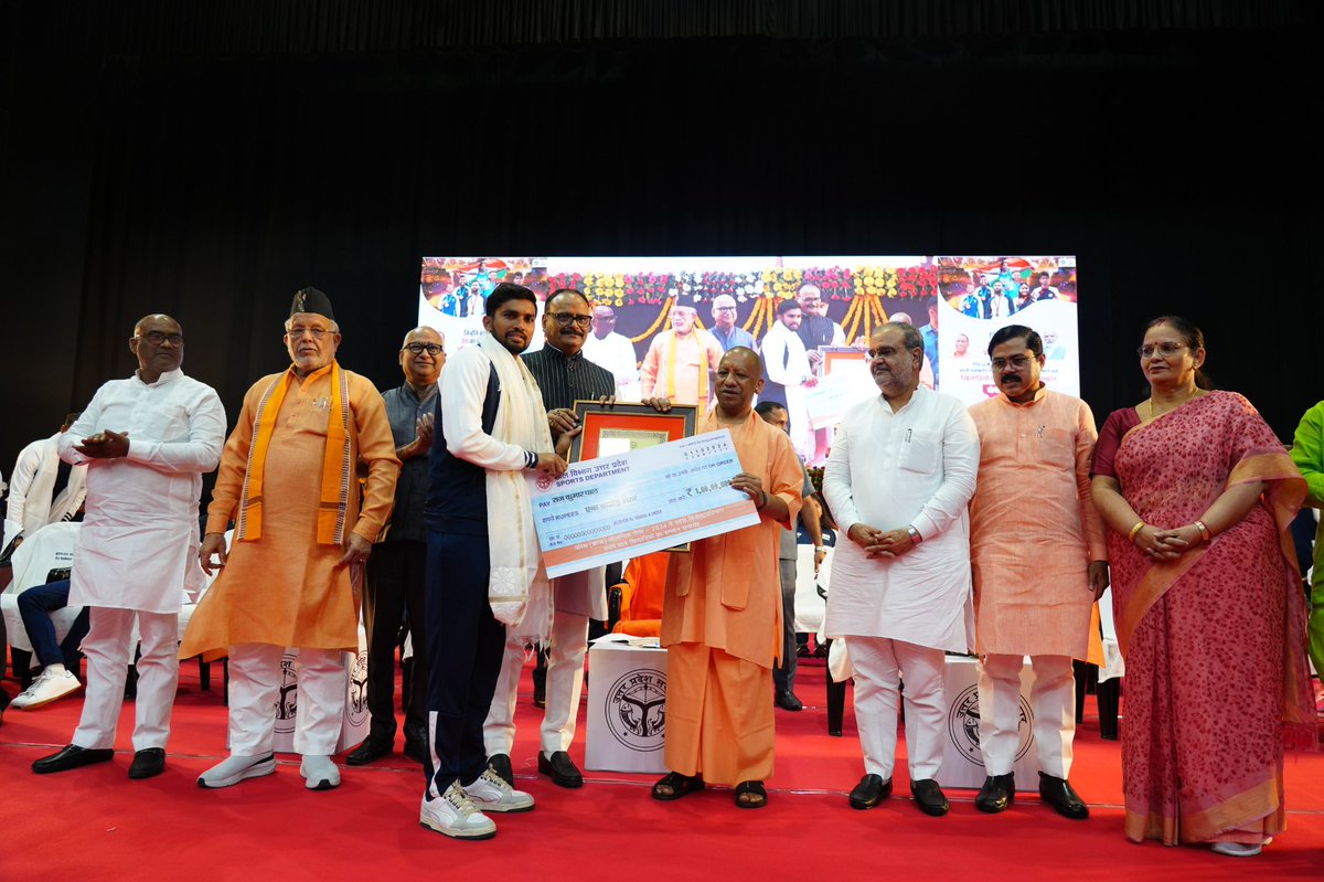 पेरिस ओलंपियन खिलाड़ियोंको सम्मानित करने और उत्तर प्रदेश में खेलों को बढ़ावा देने के लिए मैं हृदय धन्यवाद करता हूँ 🙏🏼🙏🏼 
#parisolympics2024🇫🇷 #pairolympics #uttarpradesh #sportsfunction @uttarpardeshhockey 
@myogi_adityanath
