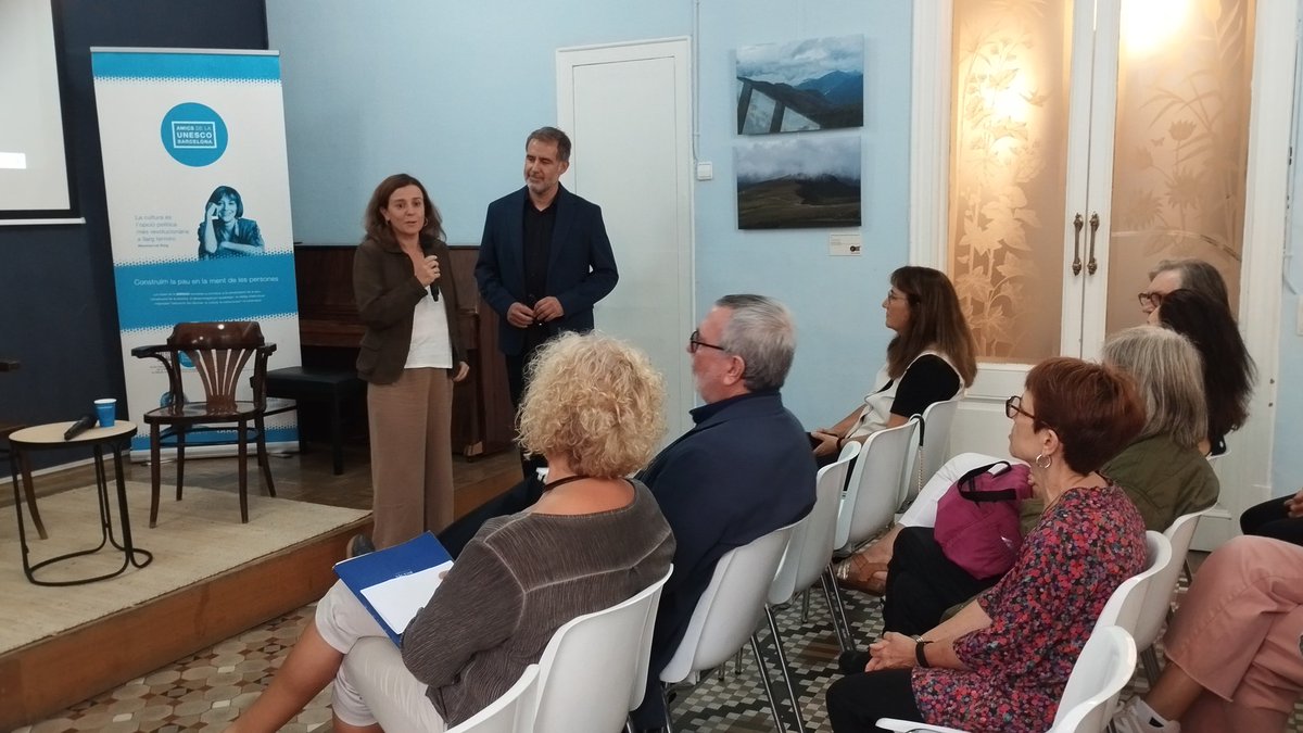 amicsubcn's tweet photo. Començant a veure el documental "Bailar la locura", que ens han presentat els seus codirectors @martaespar i @MaiolVirgili. Al debat posterior també reflexionarem sobre salut mental amb @RamosPep, metge psiquiatre. https://t.co/Cbg1eEcLvq