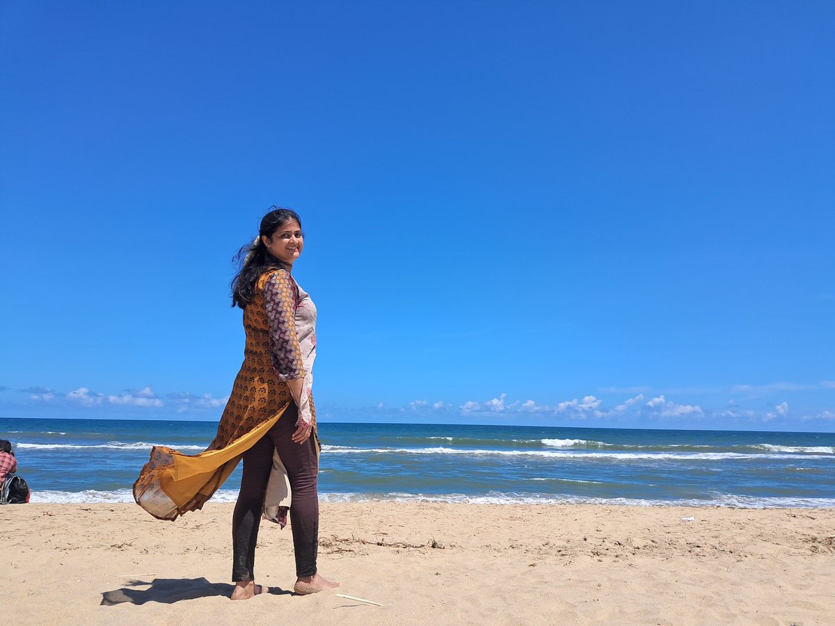 sood_kajal's tweet image. The lore is that Bay of Bengal pushes you out and the Arabian Sea pulls you in ...
I absolutely HAD to visit the Bay of Bengal and make a special request to the mighty ocean 
#darshan #specialrequest 🙏
#punishmentposting