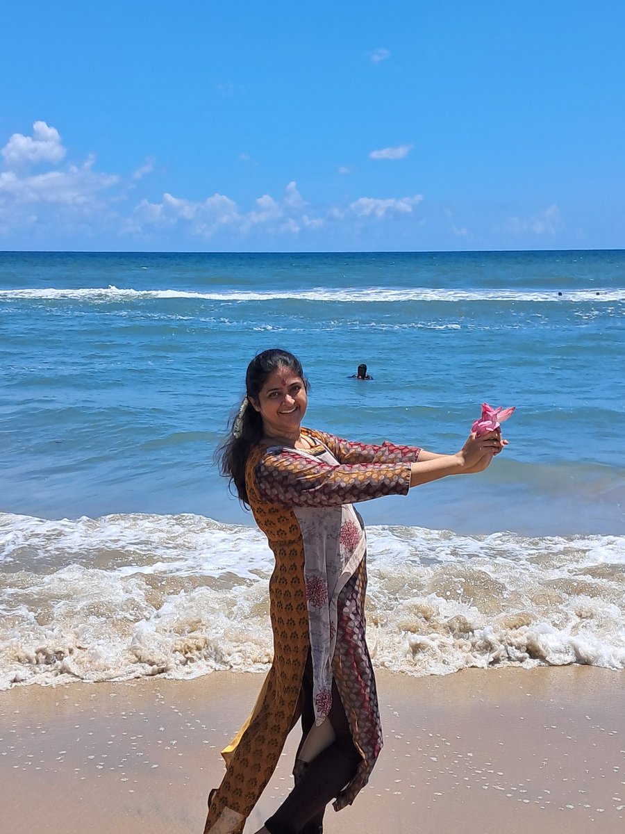 sood_kajal's tweet image. The lore is that Bay of Bengal pushes you out and the Arabian Sea pulls you in ...
I absolutely HAD to visit the Bay of Bengal and make a special request to the mighty ocean 
#darshan #specialrequest 🙏
#punishmentposting