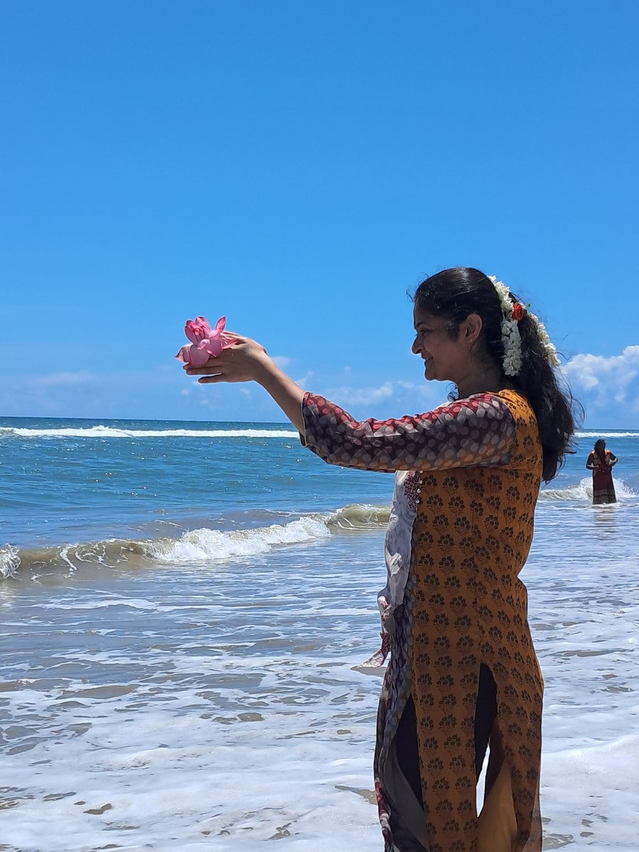 sood_kajal's tweet image. The lore is that Bay of Bengal pushes you out and the Arabian Sea pulls you in ...
I absolutely HAD to visit the Bay of Bengal and make a special request to the mighty ocean 
#darshan #specialrequest 🙏
#punishmentposting