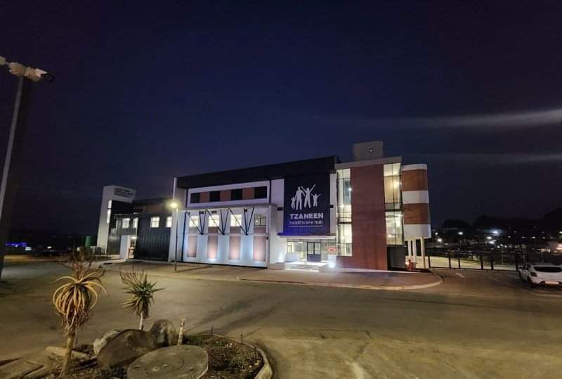 Zweli_Thixo's tweet image. This is not a Konka/PianoHub. 
This is Tzaneen Healthcare Hub.

Visionary leaders uplift lives. After two years of construction, on 01 October 2024, the massive Tzaneen Healthcare Hub opened its doors. Access to quality medical services in Limpopo is a nightmare, especially for
