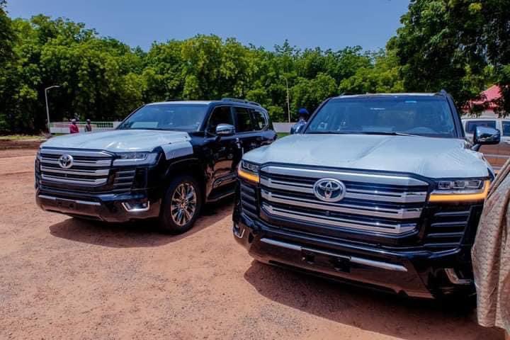 Imranmuhdz's tweet photo. The Governor of Kebbi State, Nasir Idris, on Wednesday, presented a Toyota Land Cruiser to each of the four First Class Emirs in the state.

The keys to the vehicles were handed over one by one to several dignitaries, including the Emir of Gwandu, Alhaji Muhammadu Iliyasu Bashar; the Emir of Argungu, Alhaji Sama'ila Muhammadu Mera; the Emir of Yauri, Dr. Muhammad Zayyanu ABDULLAHI; and the representative of the Emir of Zuru, General Muhammad Sani Sami.

He said, "Your Royal Highnesses, my administration recognises the importance of all institutions, the government has given new vehicles to members of the House of Assembly, to Commissioners, to Security Services as well as Chairmen of Boards, Departments and Agencies for optimal operation"

"Today, we are taking care of Royal Fathers of your transportation problems, because you are riding in old vehicles.

"morally speaking, as a government, we know what traditional rulers are doing nationwide in contributing to peace and stability among communities.

"We must be alert to our responsibility, we uphold the high esteem of traditional institutions as foundation for social cohesion.

"The jeeps presented to the Emirs are exactly what the governor is riding, this is to preserve the sanctity of the Royal Fathers.

"Wherever you go with the vehicles, you will be recognised with honour as 1st Class Emirs from Kebbi State.

"My administration seeks Constitutional role for Traditional Rulers, we rely on them as problem solvers, traditional institutions are of paramount importance in societal growth and prosperity.“
