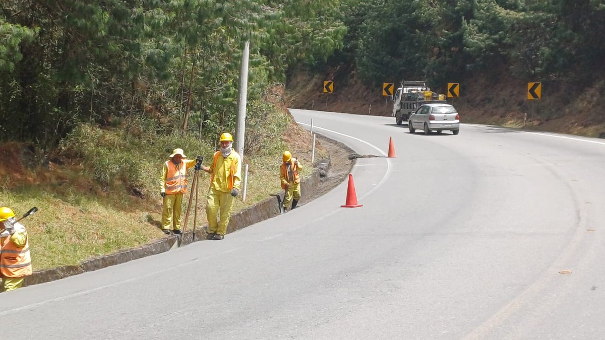 MIT_Ecuador's tweet photo. #Loja | En la vía Loja –Catamayo, se realiza la limpieza de cunetas y drenajes, sector Urna de la Virgen de El Cisne, km 16. 

✅Vía habilitada.
👷Personal trabaja en la vía.
⚠️Conduzca con precaución. https://t.co/DHYv7HLLa8