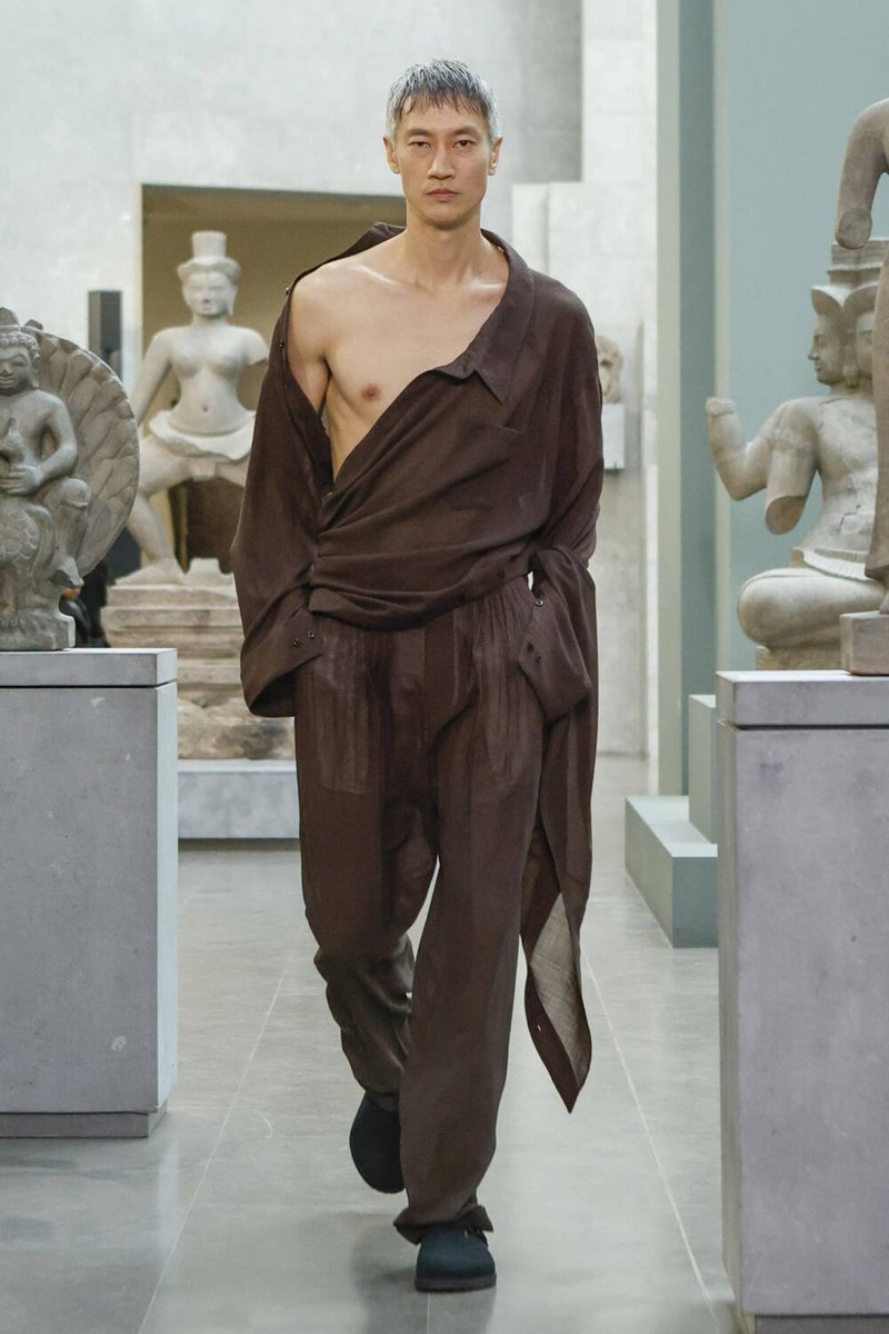 10magazine_'s tweet photo. If there’s one thing Peter Do knows how to do, it’s give you a dozen outfit options or more from just one shirt. His SS25 collection, named ‘Grounded', was no exception:
https://t.co/I92tA7e2hs https://t.co/12lICA1ZvZ