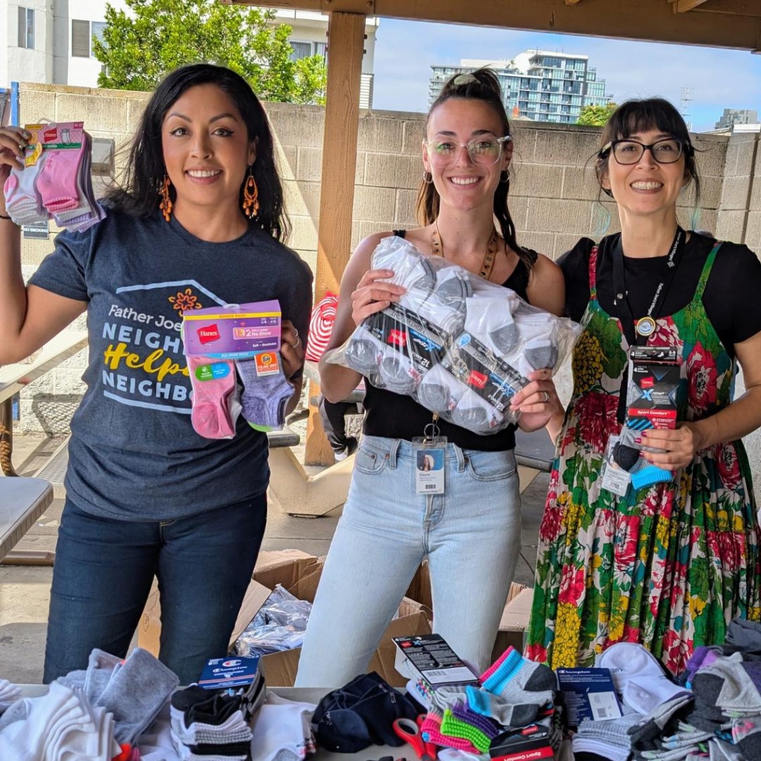 FatherJoes's tweet photo. 💛 A fresh pair of socks can make a big difference! Thanks to @hanes and our amazing community, we handed out hundreds of socks & hygiene items, helping neighbors prepare for inclement weather. 🧦 #FatherJoesVillages #RebuildingLives #SockDrive #SanDiego #Community #DayCenter https://t.co/DXSwuftEAj