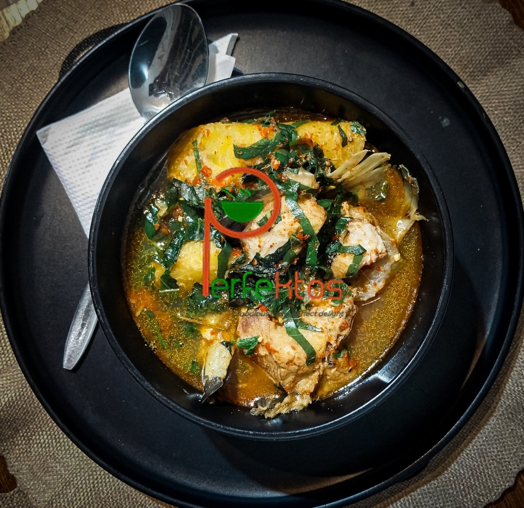 Perfektos20's tweet photo. FOOD AFTERNOON 🌄, MY NEIGHBOURS. IT'S WORTHWHILE WEDNESDAY 😋. Oven Pre-Grilled Catfish Peppersoup, Cooked in Spicy Broth, with Boiled Plantains. Want a bite? https://t.co/tIWiBMZeJA