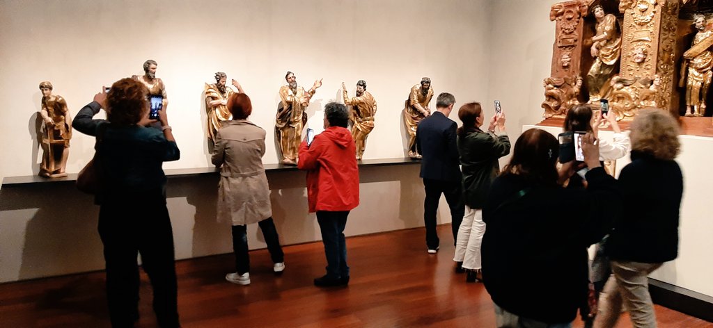 🧐 Poniendo en práctica las enseñanzas de <a href="/Jose_D_Navarro/">José Daniel Navarro</a> en distintos espacios del Museo.

📷 Este taller fotográfico para redes sociales está gustando mucho, mucho 🤩

#TrasLaPantallaMNE