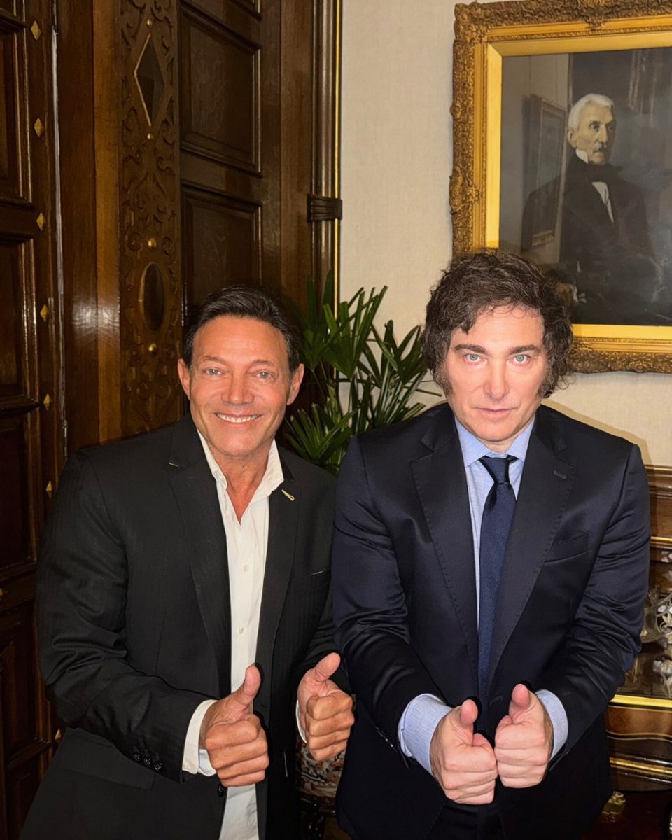 somoscorta's tweet photo. Javier Milei junto al inversor Jordan Belfort, conocido como el "Lobo de Wall Street".