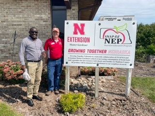 UNL_IANR's tweet photo. Kenyan leader Elly Opondo visited Nebraska to learn sustainable farming techniques from @UNLExtension! His goal? To boost his community’s garden and livestock efforts, providing nutritious meals for 250+ children in Kisumu. 🌱🐓 https://t.co/sKwFHYeip9