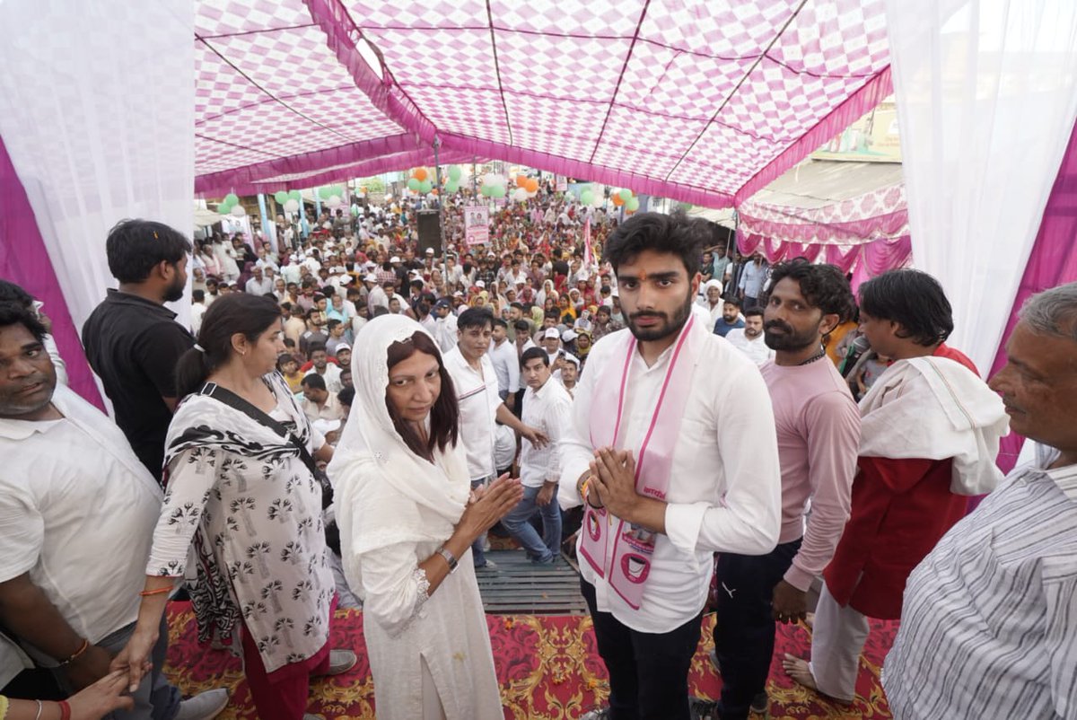 kumudnirakesh's tweet image. 🪣फर्रुखनगर के लोगों का प्यार और समर्थन मेरे लिए सबसे बड़ा हौसला है!आपके विश्वास और राकेश जी के प्रयासों ने मुझे और भी मजबूत बना दिया है। आइए, 5 अक्टूबर को बैलट न. 8 बाल्टी चुनाव निशान पर वोट देकर अपनी एकजुटता को और बढ़ाएं!🪣

#बाल्टी #फर्रुखनगर #विकास #एकजुटता