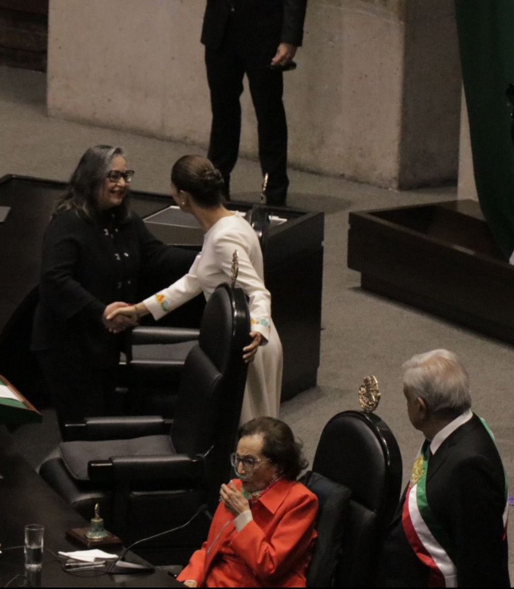 CIRINSKY's tweet image. Vean la mirada del lopez