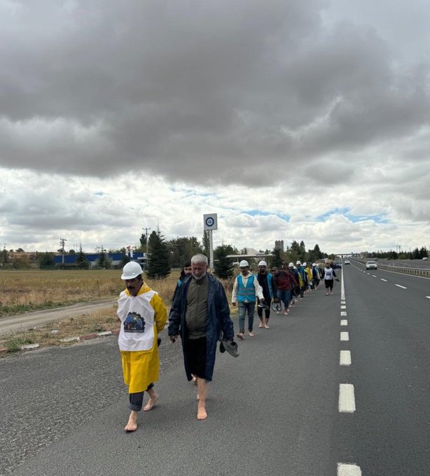 Bilekler kan içinde,  
dişler kenetli,  
ayaklar çıplak ve ipek bir halıya benzeyen toprak,  
bu cehennem, 
bu cennet bizim...
#Madencilerleyim
