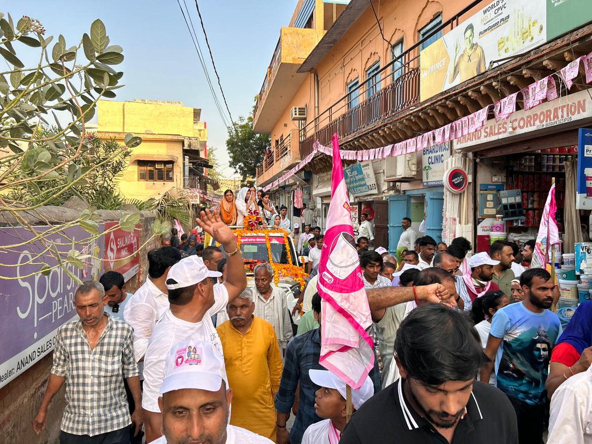 kumudnirakesh's tweet image. 🪣फर्रुखनगर के लोगों का प्यार और समर्थन मेरे लिए सबसे बड़ा हौसला है!आपके विश्वास और राकेश जी के प्रयासों ने मुझे और भी मजबूत बना दिया है। आइए, 5 अक्टूबर को बैलट न. 8 बाल्टी चुनाव निशान पर वोट देकर अपनी एकजुटता को और बढ़ाएं!🪣

#बाल्टी #फर्रुखनगर #विकास #एकजुटता