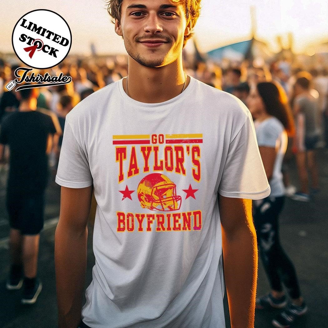 tshirtsaleol's tweet image. 🏈 Taylor’s boyfriend—aka Travis Kelce—gets his own shirt! Celebrate the fun with this Chiefs fan-favorite! 😆💛

See more: t-shirtsale.com/product/kansas…

#TravisKelce #ChiefsKingdom #NFLFun #TaylorSwift #KansasCityChiefs
