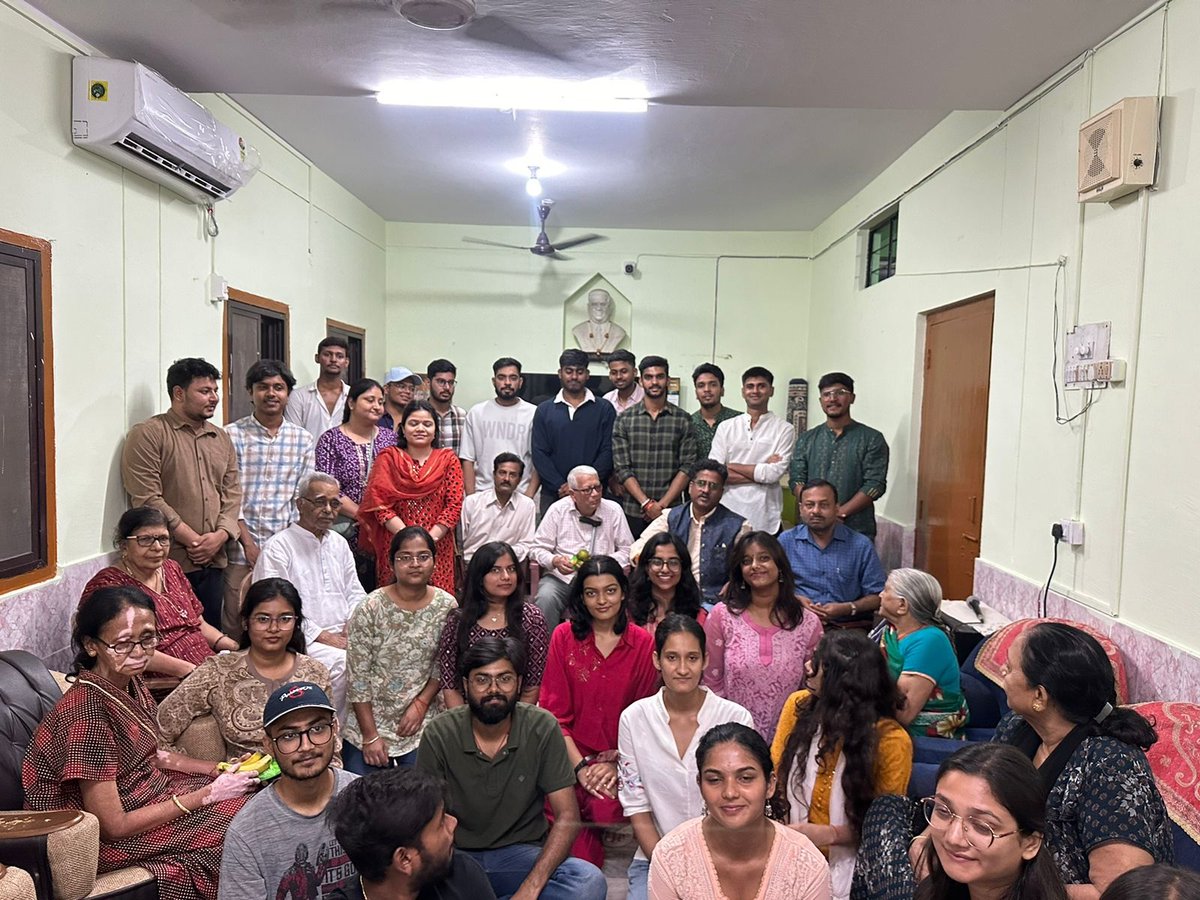 nusrlranchi's tweet photo. On this Gandhi Jayanti, NUSRL organized a special cleanliness drive and poster-making competition. Students  also spent heartwarming moments with the elderly at a local old age home.
#GandhiJayanti #CleanEarth #nusrl #Respect #SpreadJoyAndPositivity https://t.co/LtWBy4y4Z7