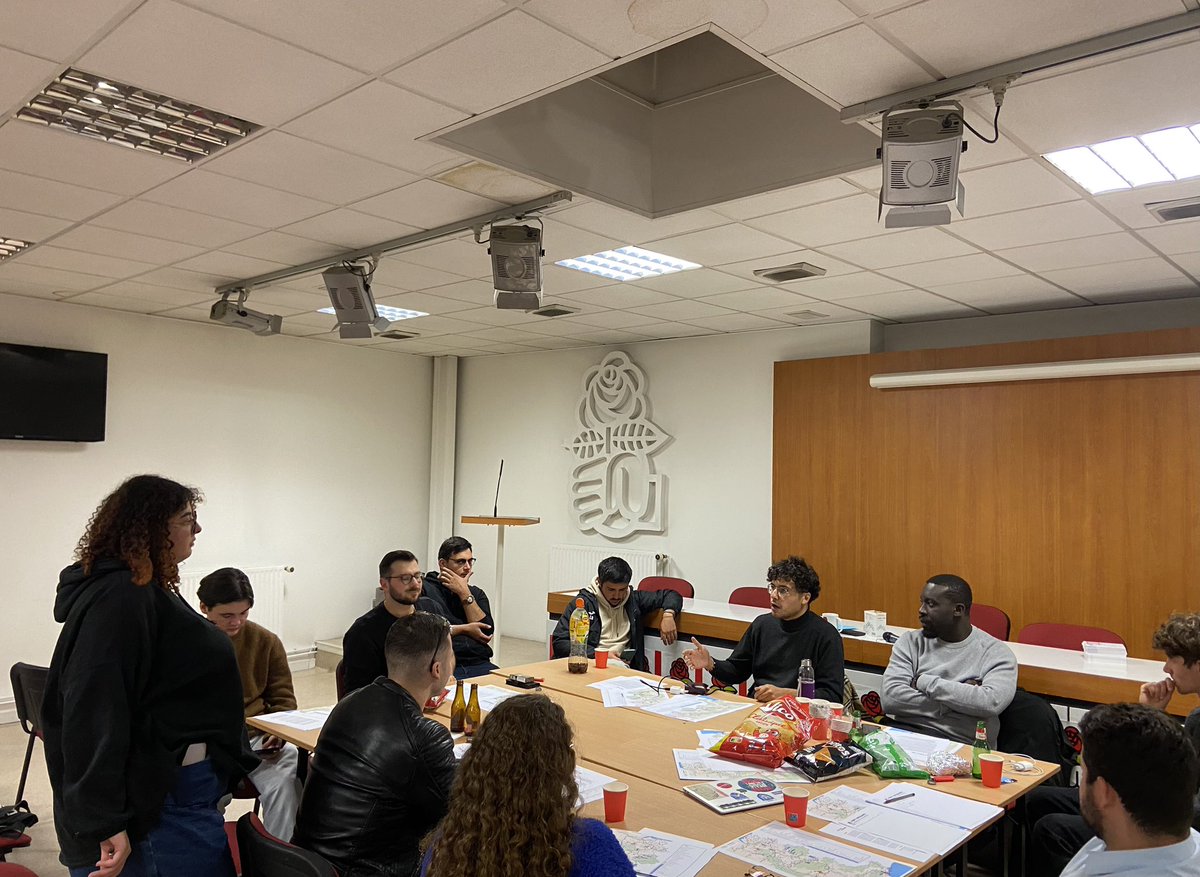 jeunes_soc_93's tweet photo. 🏔️⛷️Très beau débat hier soir avec @lesJeunesSoc de #SeineSaintDenis sur les JOP d’hiver de 2030 dans les Alpes

Merci à @fab_couz, Animateur fédéral des @JeunesSocSavoie qui nous a permis de comprendre les problématiques liées à la montagne et aux sports d’hiver !

À bientôt✌️ https://t.co/Q7iorDK0oz