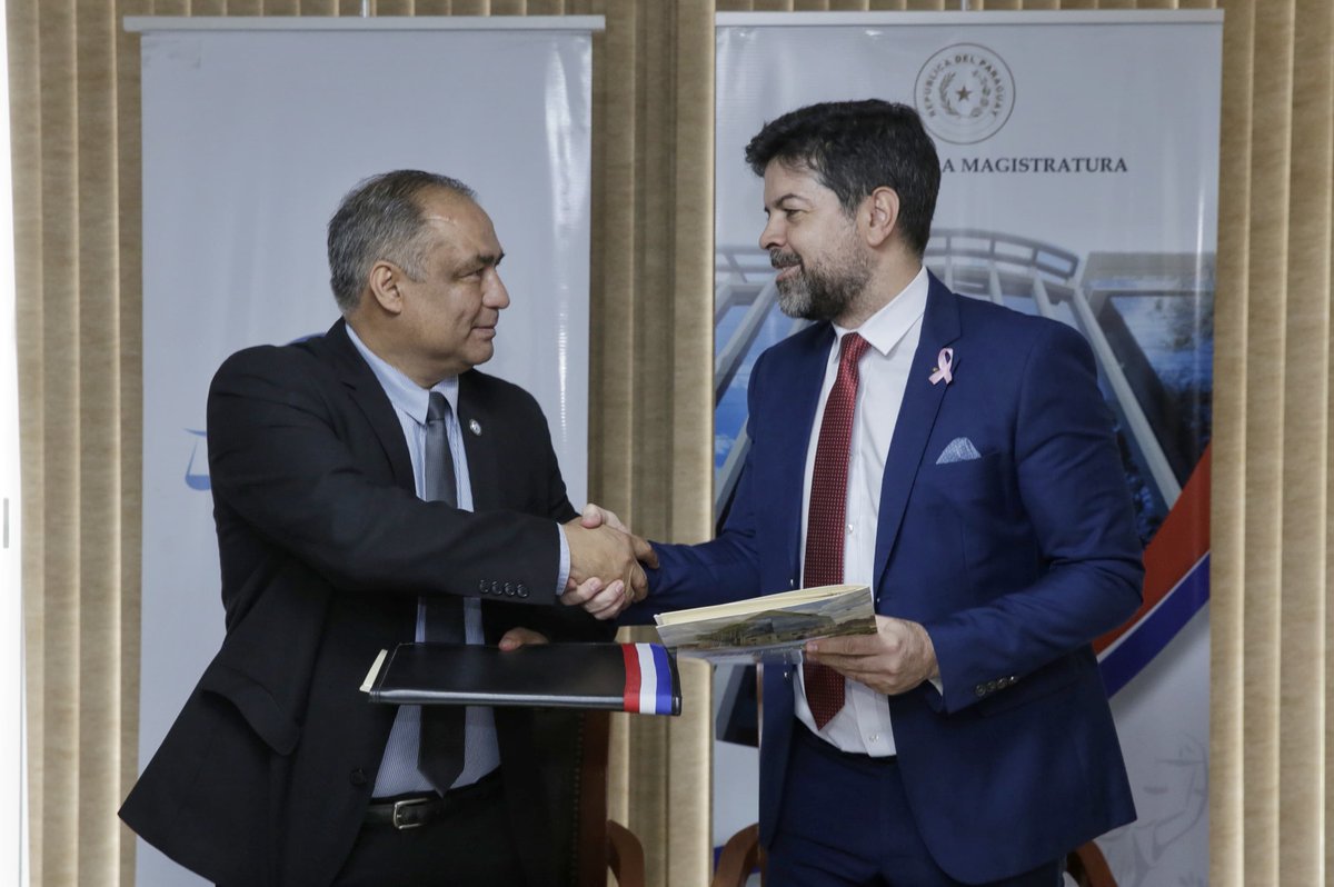 MDP_py's tweet photo. El @MDP_py y el @ConsejoParaguay acordaron un convenio de cooperación interinstitucional para la promoción de actividades académicas y culturales. El documento fue firmado por el Defensor General, Dr. Javier Dejesús Esquivel y el Pdte. del @ConsejoParaguay Dr. Gerardo Bobadilla. https://t.co/kX4QGCQ2Am