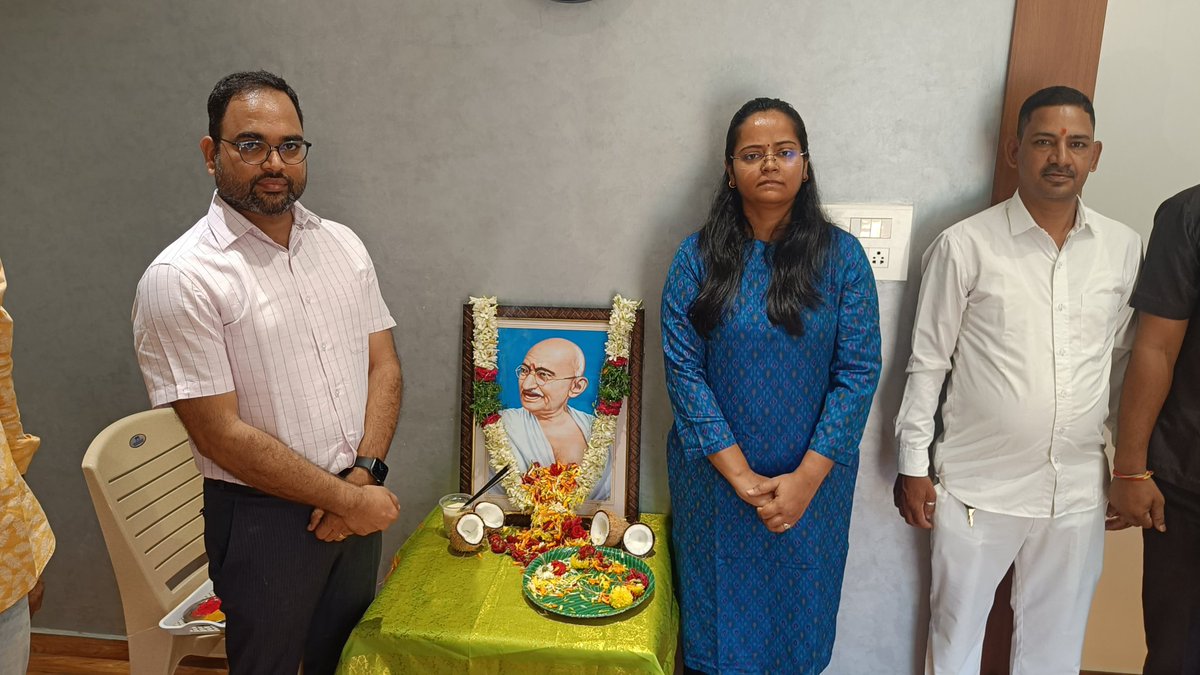 02.10.2024 బుధవారం
జిల్లా కలెక్టర్ కె.శశాంక గారు మహాత్మాగాంధీ గారి జయంతి వేడుకలలో పాల్గొని, జాతిపిత బాపూజీ గారికి పూలమాల వేసి నివాళులు అర్పించారు. <a href="/TelanganaCMO/">Telangana CMO</a> <a href="/TelanganaCS/">Office of Chief Secretary, Telangana Govt.</a>