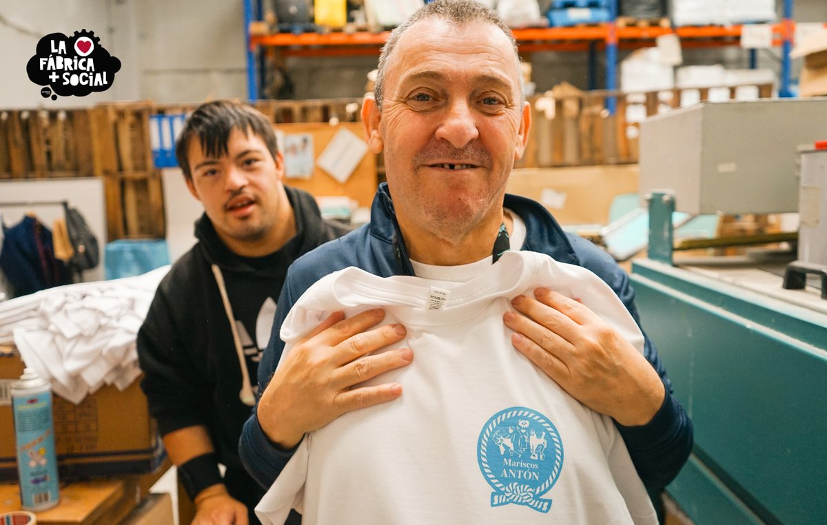 AmicosAsoc's tweet image. Desde nuestra Fábrica➕Social 🏭❤️Rubén, Javi y Manu quieren agradecer a Mariscos Antón por confiar en nosotros para la elaboración de sus camisetas. Mirar que chulada nuestro proceso de impresión 📸🙌

#fabricasocial #camisetas #serigrafia #merchandaising #milgrazas