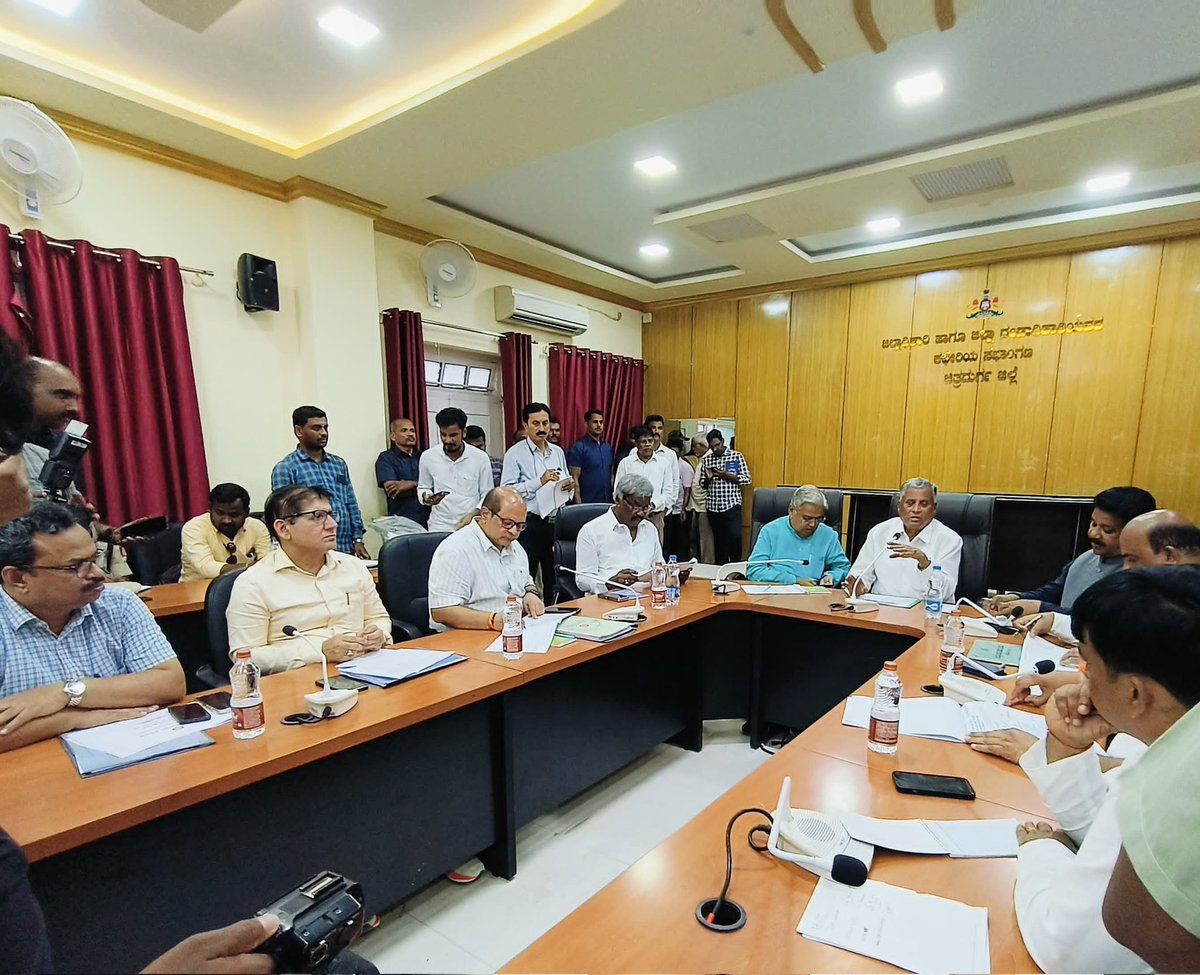 DrmMys's tweet image. Hon'ble MoSR Shri @VSOMANNA_BJP hold a review meeting with local MP, MLA, Railways and District Administrative Officials at the #Chitradurga DC Office to discuss regarding land acquisition for the Tumkur - Chitradurga - Davanagere New Railway line project.
#Newrailline
