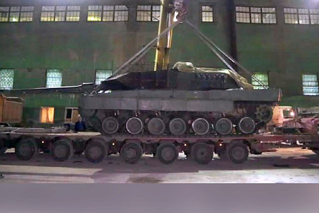 DefenseMirror's tweet image. Russian Tank-maker, UVZ “Dissecting” Captured German Leopard 2A6 Tank
defensemirror.com/news/37818/Rus…
#tank #Leopard2 #rheinmetall #UkraineWar