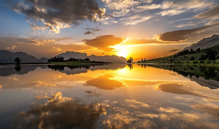 🧡 Bonsoir la Région Sud ! Bonsoir le Champsaur ! 
Le Lac de Barbeyroux revêt ses plus belles lueurs dorées pour bien commencer ses soirées d'octobre. 

📸 : yan_hike05