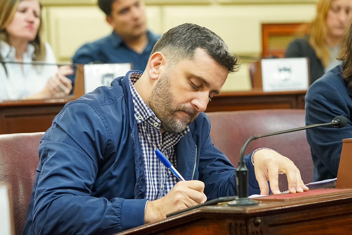 mcuvertino's tweet photo. AUDIENCIA PÚBLICA POR LA RUTA 33
La ruta nacional 33, por la que circula la mayor parte de la producción de #SantaFe, está en un estado deplorable.
Con lo que el estado nacional recaudó el año pasado en retenciones se podrían construir tres autopistas sobre la traza que hoy va de Rufino a Rosario.
Otro dato más sobre el impacto de la detracción de recursos que sufre la provincia y que significa menos obras, menos seguridad y menos desarrollo para Santa Fe.