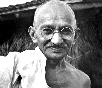 दुनिया की भीषणतम हिंसक घटनाओं के दौर में, बिना डरे हुए सत्य और अहिंसा को हथियार बना कर, विश्व को प्रेम और शांति की राह दिखाते हुए शहीद होने वाला एक बूढ़ा व्यक्ति अगर आप की आँखों में चुभता हो तो बधाई हो आप बुद्धि विकलांग हैं...
#महात्मा_गाँधी_🙏