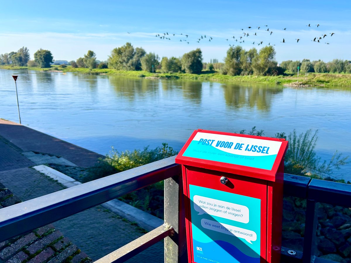 Wil je iets kwijt aan de IJssel? Op de kade van Zutphen -ter hoogte van oude bolwerk- hangt een postbusje waarin brieven, kaarten of andere berichten voor de rivier welkom zijn.
