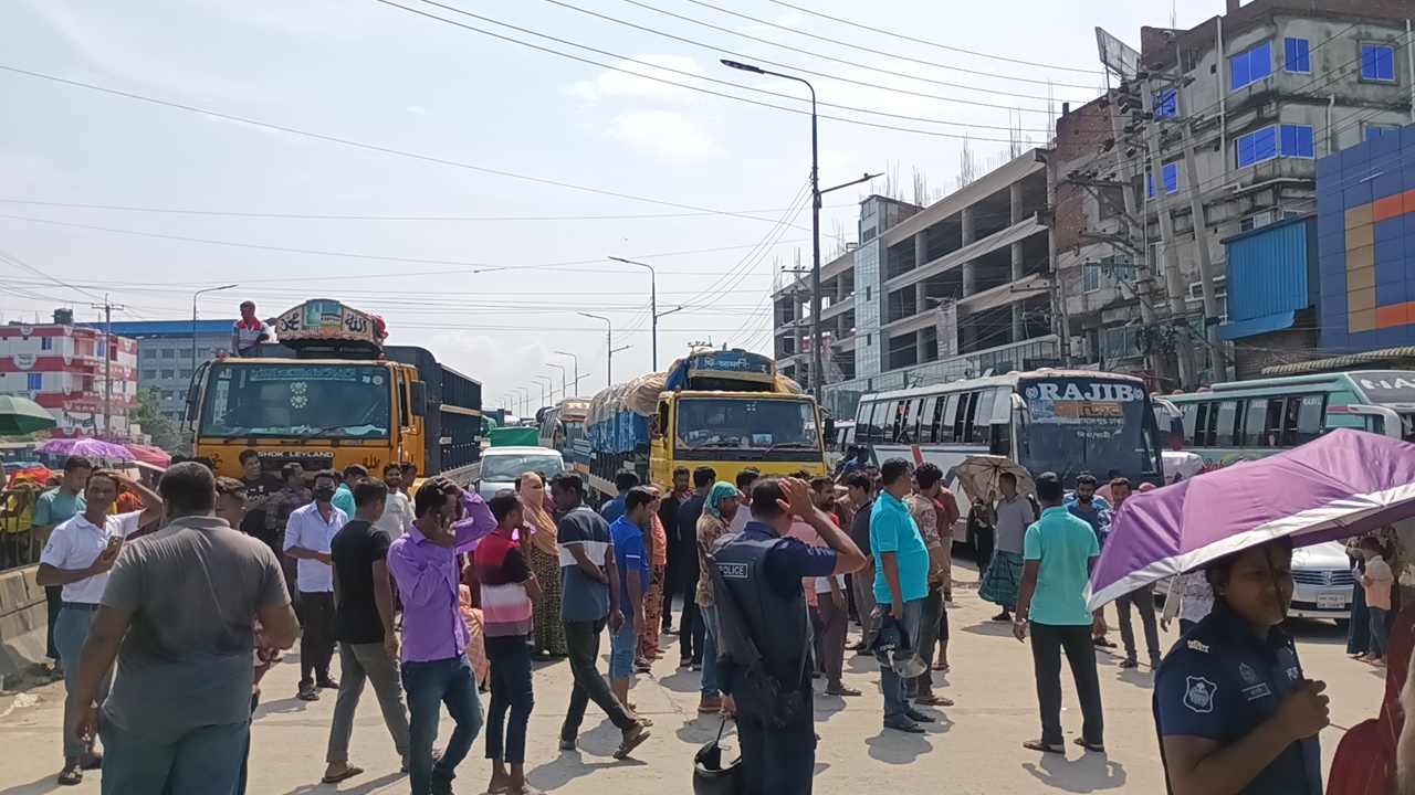 বকেয়া বেতনের দাবিতে কালিয়াকৈরে শ্রমিক বিক্ষোভ