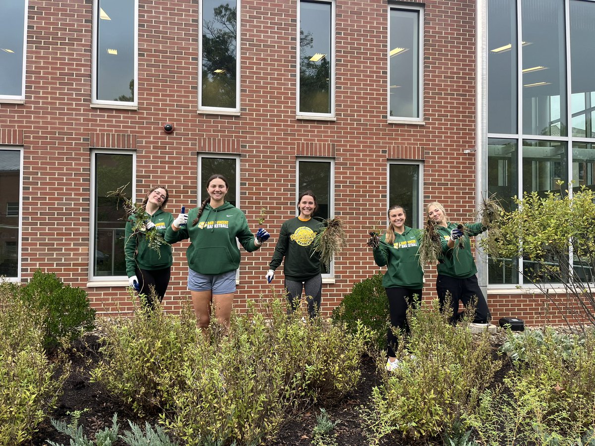 SVC_WomensBball's tweet photo. Pulling weeds and raking leaves!! 

We are happy to help clean up campus for Homecoming weekend! 🟢🟡
#GoBearcats https://t.co/8rMD0bJOpu