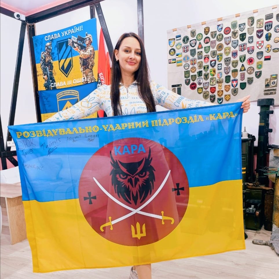 Katya_Sukhanova's tweet photo. We thank the KARA reconnaissance unit of the #411th_Battalion 🇺🇦 for a flag, presented to us for closing the DARTS aerial system request, worth € 9.200 (~420.000 UAH) and purchased by our donors @alexey_link &amp; #CrystalTelecom 🤝 
@AngelsFrontUA 
#Angels_of_the_Front https://t.co/OUOQGnEXRf