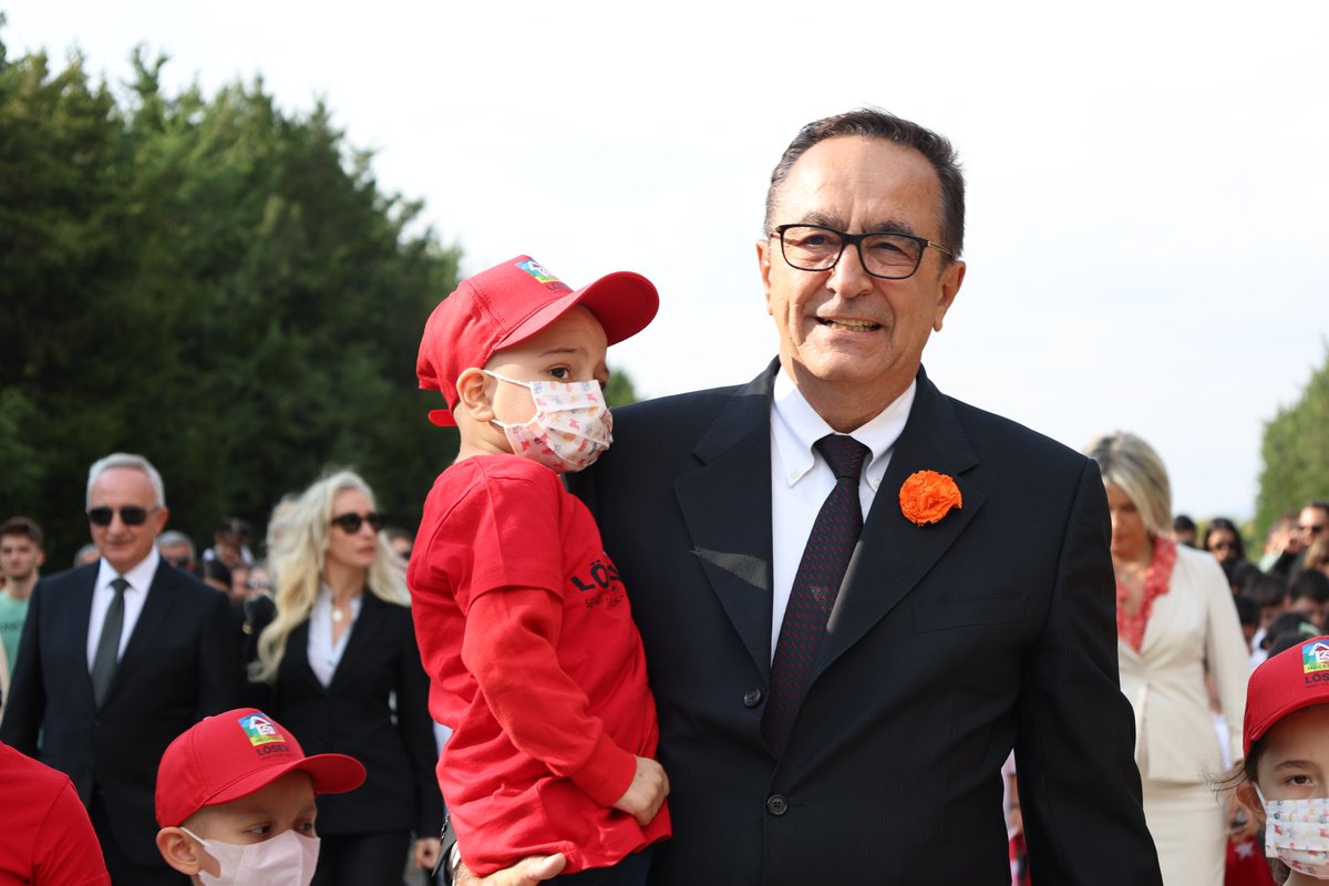 1998’den beri Pediatrik Hematolog Onkolog Dr. <a href="/ustunezer/">Dr. Üstün EZER</a> öncülüğünde, Lösemili Çocuklar için büyük bir özveriyle çalışan Vakfımız; Atamızın açtığı yolda, gösterdiği hedefe durmadan yürüyeceğine bir kere daha söz veriyor. 
#5EkimdeLÖSEVleANITKABİRde