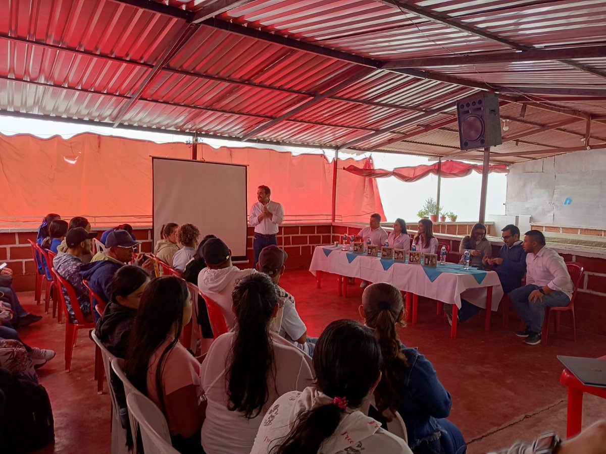 CCManizales's tweet photo. Desde 👇👇
#ManosQueTransforman 👉👉seguimos apoyando iniciativas empresariales que fortalecen el tejido social y económico de la región 👏
Hemos firmado el acto de compromiso, donde de la mano 🤝 💪💪 de nuestros aliados 👏 https://t.co/sUoNRrT8oj