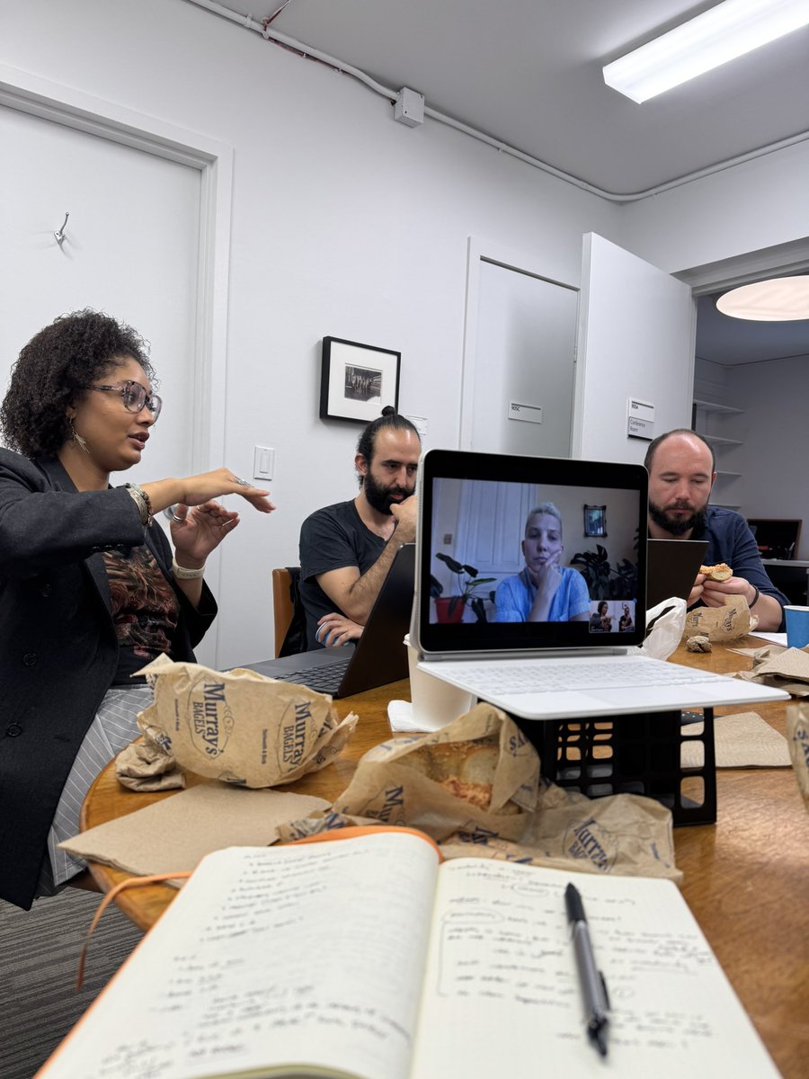 JaneyProgram's tweet image. Come for the bagels, stay for the proposal on organic crisis and recombinant economics in 🇨🇺.
Today, the Janey Workshop had Lenny Black (Politics) presenting “The Old Cuba is Dying: What is to be born?” alongside a great discussion by the Janey Fellows.